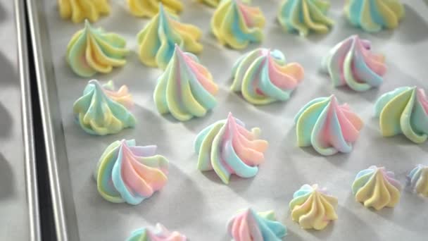 Proces Van Het Maken Van Veelkleurige Eenhoorn Meringue Cookies — Stockvideo