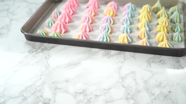 Proces Van Het Maken Van Veelkleurige Eenhoorn Meringue Cookies — Stockvideo