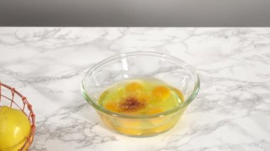 Limon aromalı kek yapma süreci 