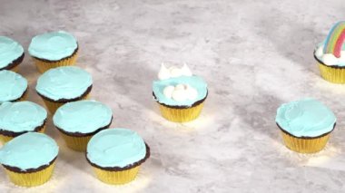 Tereyağlı kremalı ve gökkuşağı şekerli çikolatalı kekler yapıyorum..