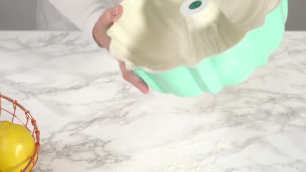 Proses Membuat Kue Bundt Lemon Didekorasi Dengan Zest Lemon — Stok Video