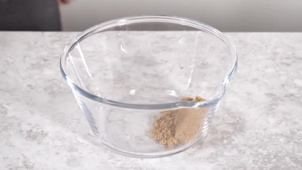 Csokis Muffinok Készítése Vajkrém Cukormázzal Szivárványos Cukorkával — Stock videók