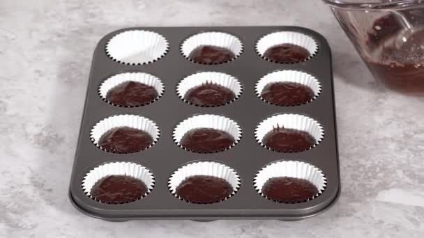 Výroba Čokoládových Košíčků Máslovou Polevou Duhovými Sladkostmi — Stock video