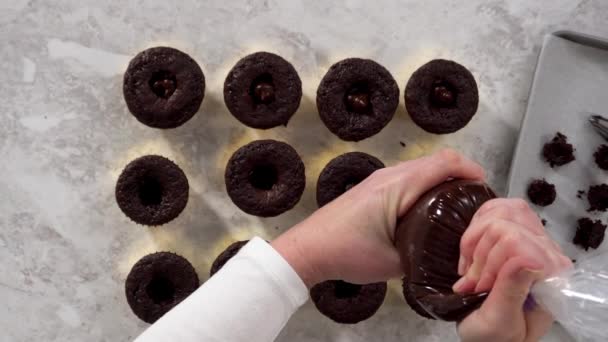 Fazer Cupcakes Chocolate Com Cobertura Creme Manteiga Doces Arco Íris — Vídeo de Stock