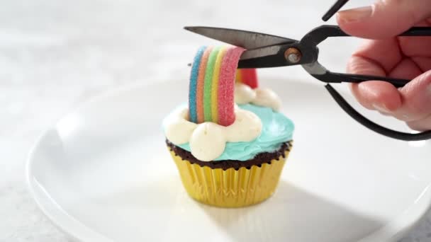 Hacer Cupcakes Chocolate Con Glaseado Crema Mantequilla Caramelos Arco Iris — Vídeos de Stock