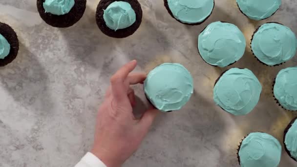 버터크림 무지개 사탕으로 초콜릿 만드는 — 비디오