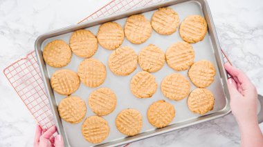 Düz yatıyordu. Adım adım. Fırında pişmiş fıstık ezmeli kurabiyeler..