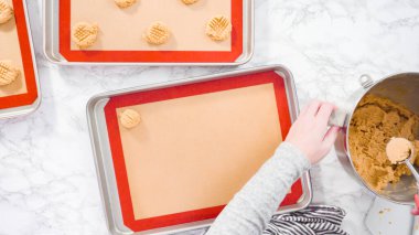 Düz yatıyordu. Adım adım. Fıstık ezmeli kurabiye hamurunu hamur kepçesiyle fırçalamak..