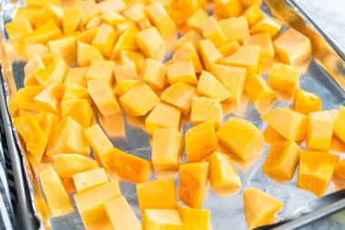 Zeytinyağında tuzlu ve biberli kızarmış tereyağlı kabak..