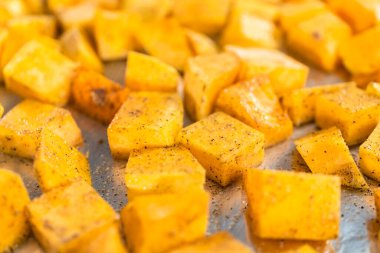 Zeytinyağında tuzlu ve biberli kızarmış tereyağlı kabak..