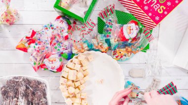 Düz yatıyordu. Adım adım. Ev yapımı şekerleme paketleri küçük hediye paketlerine konuyor..