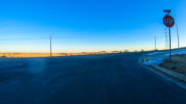 Amerika 'nın lüks semtlerinde tipik asfalt yollarda araba kullanmak.