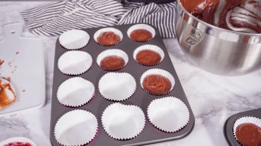 Adım adım. Kek hamurunu kırmızı kadife kek pişirmek için folyolu kek bardaklarına dolduruyorum..