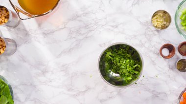 Vejetaryen fasulye çorbası pişirmek için sebzeleri doğramak..