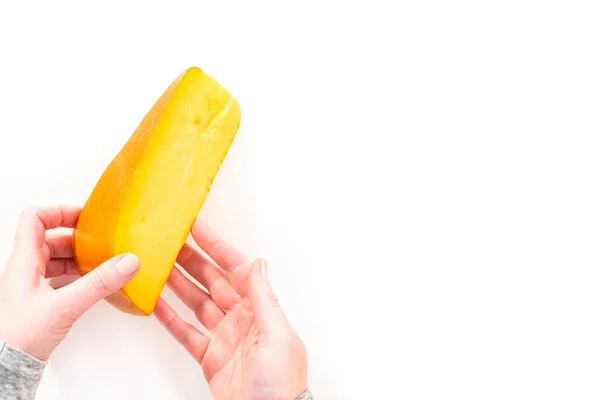 Große Scheibe Geräucherter Gouda Käse Auf Weißem Hintergrund — Stockfoto