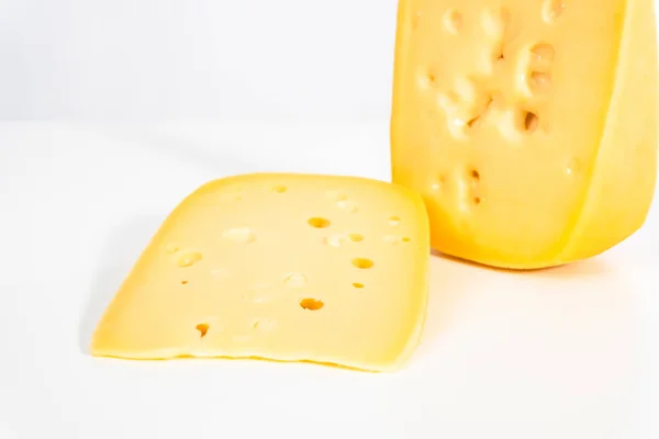 白いまな板の上に半柔らかい部分のスキムチーズの大きなスライス — ストック写真