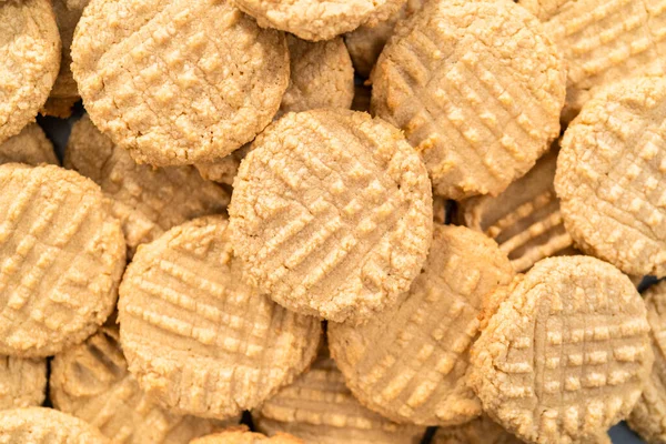 Haufen Frisch Gebackener Erdnussbutter Kekse — Stockfoto