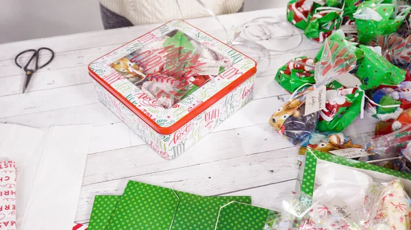 一歩ずつ 手作りのファッジとクッキーをクリスマスギフトボックスにパッケージ化する — ストック写真