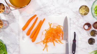 Vejetaryen fasulye çorbası pişirmek için sebzeleri doğramak..