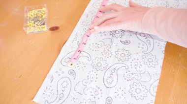 Koronavirüs salgını için dikiş makinesiyle pamuk yüz maskesi dikiyorum..