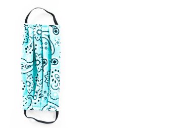 Beyaz arka planda Coronavirus salgını için ev yapımı yüz maskeleri..