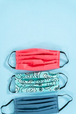 Mavi arka planda Coronavirus salgını için ev yapımı yüz maskeleri..