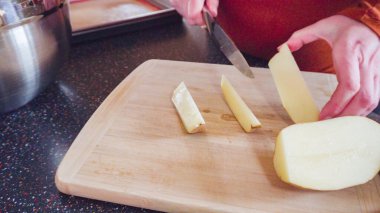 Patates dilimlerini fırında pişireceğim..