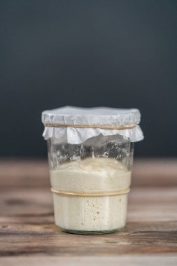 Ekşi mayalı ekmek pişirmek için cam bir mason kavanozunda başlangıç yapıyorum..