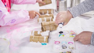 Çocuk kâğıtları. Kağıt hataları yaratmak için boş tuvalet kağıtlarını akrilik boyayla boyamak..