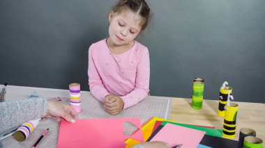 Çocuk kâğıtları. Boş tuvalet kağıdı rulolarından ve inşaat kağıdından kağıt hataları yapmak.