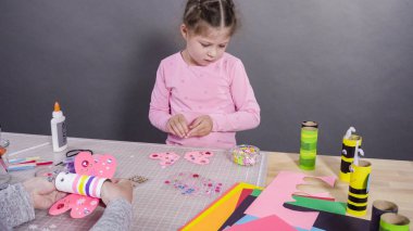 Çocuk kâğıtları. Boş tuvalet kağıdı rulolarından ve inşaat kağıdından kağıt hataları yapmak.