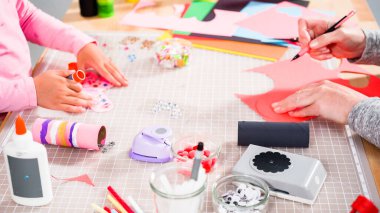 Çocuk kâğıtları. Boş tuvalet kağıdı rulolarından ve inşaat kağıdından kağıt hataları yapmak.