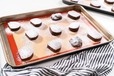 Fırınlanmamış çikolatalı kurabiyeler..