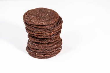 Bir yığın taze çikolatalı kurabiye..