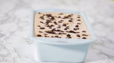 Ev yapımı çikolatalı dondurma, tavada..