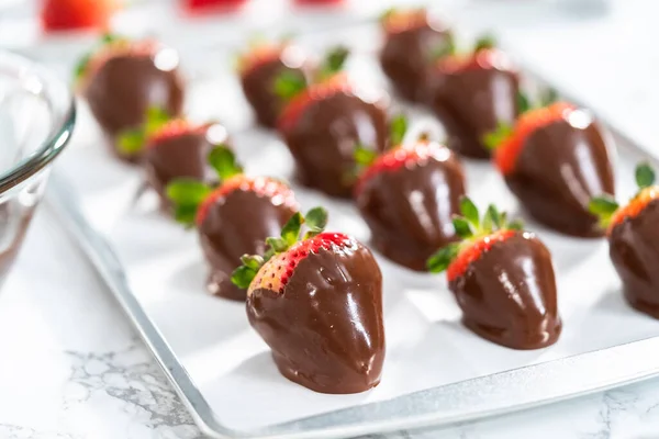 Witte Pure Chocolade Gedopte Aardbeien Maken — Stockfoto