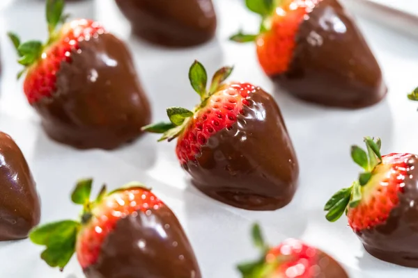 Herstellung Von Erdbeeren Aus Weißer Und Dunkler Schokolade — Stockfoto