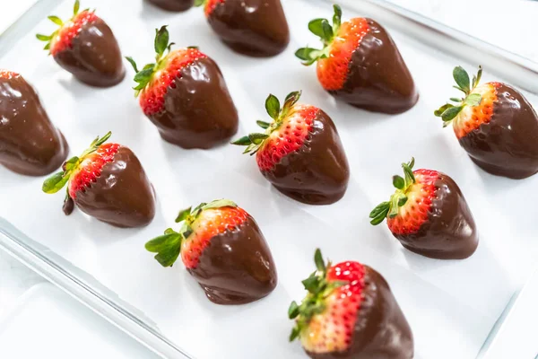 Making White Dark Chocolate Dipped Strawberries — Stock Photo, Image