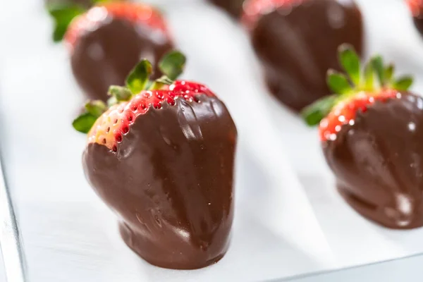 Preparazione Fragole Immerse Nel Cioccolato Bianco Fondente — Foto Stock