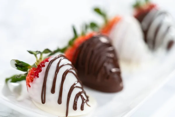 Fragole Immerse Nel Cioccolato Bianco Fondente Piatto Portata Bianco — Foto Stock