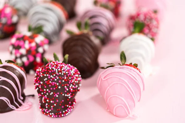 Variedad Fresas Bañadas Chocolate Sobre Fondo Rosa — Foto de Stock