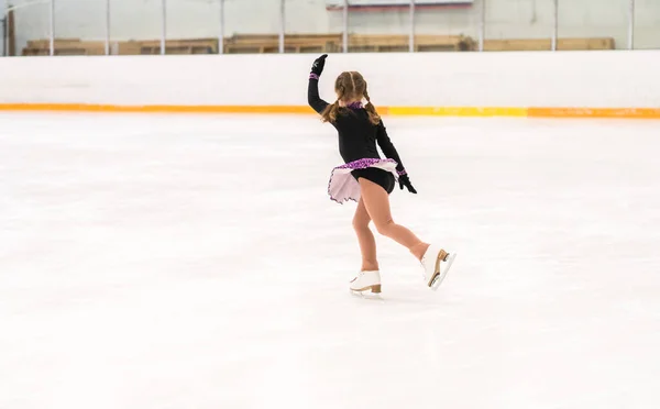 Klein Meisje Oefenen Kunstschaatsen Indoor Schaatsbaan — Stockfoto