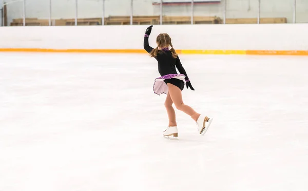 Liten Flicka Öva Konståkning Inomhus Skridskoåkning Rink — Stockfoto