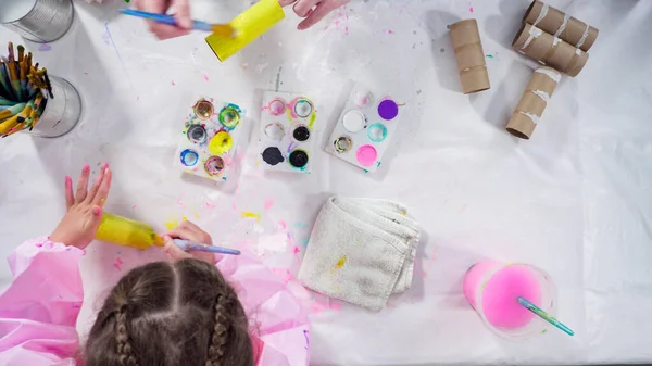 평평하게 아이들은 종이로 뗏목입니다 화장지에 아크릴 페인트를칠 벌레를 만든다 — 스톡 사진