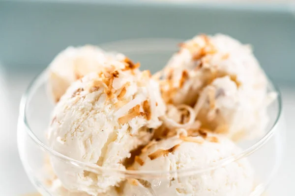 Σπιτικό Παγωτό Καρύδα Γαρνιρισμένο Φρυγμένες Νιφάδες Καρύδας Γυάλινο Μπολ Παγωτού — Φωτογραφία Αρχείου
