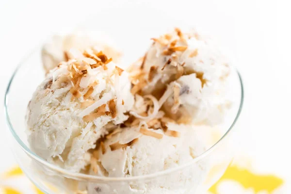 Домашнее Кокосовое Мороженое Украшенное Жареными Кокосовыми Хлопьями Стакане Мороженого — стоковое фото