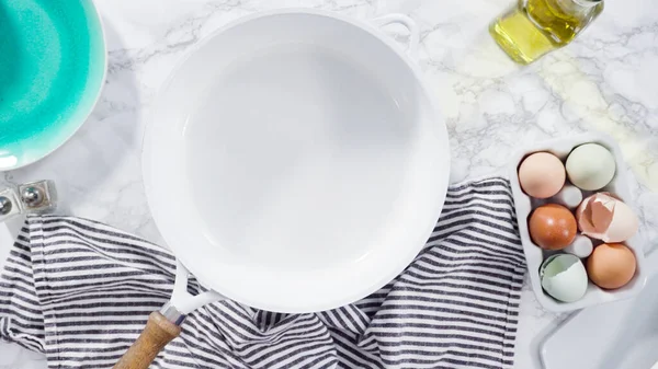 Düz yatıyordu. Beyaz tavada taze yumurta kızartıyorlar..