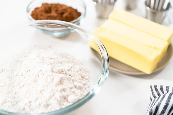 Zutaten Rührschüsseln Auf Der Theke Zum Backen Von Schokokeksen — Stockfoto