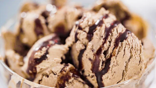 Gelato Cioccolato Fatto Casa Guarnito Con Cioccolato Una Ciotola Vetro — Foto Stock