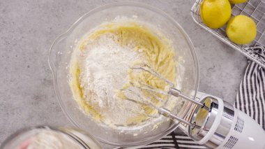 Düz yatıyordu. Limonlu kek için hamura malzemeleri karıştırıyorum..